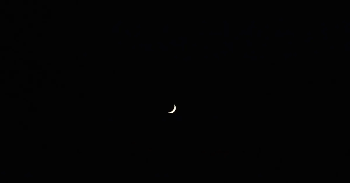 Nocne niebo z księżycem, symbol końca i początku doby