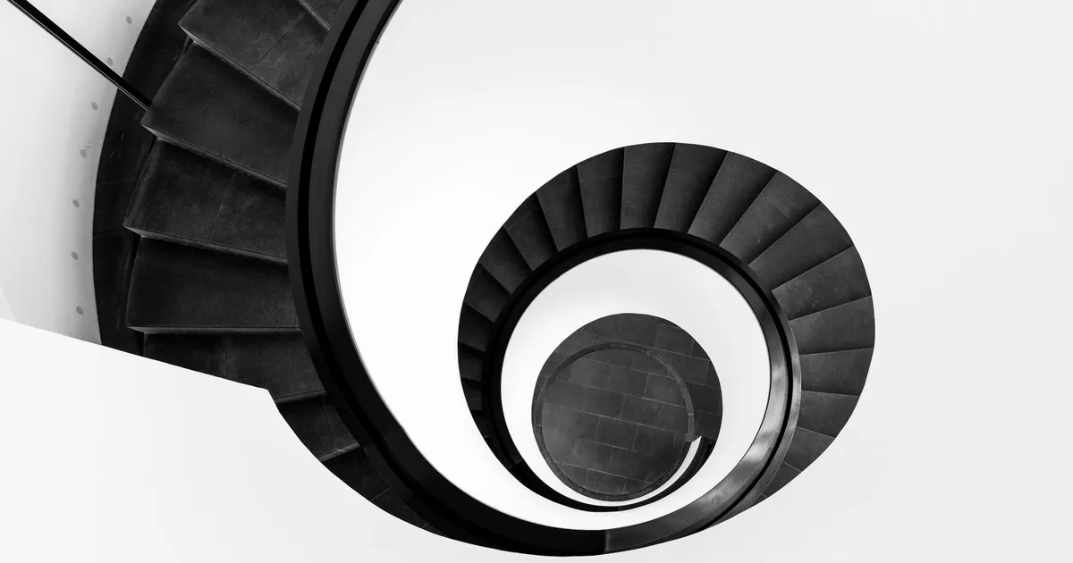 Schody spiralne z góry, symbol duchowego rozwoju przypisywanego jedenastce