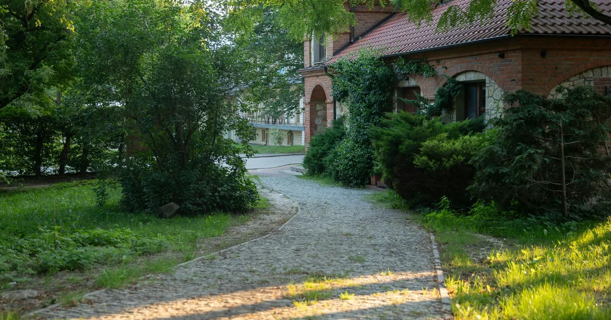 Dom z ogrodem o poranku, symbol domu i troski przypisywanych szóstce