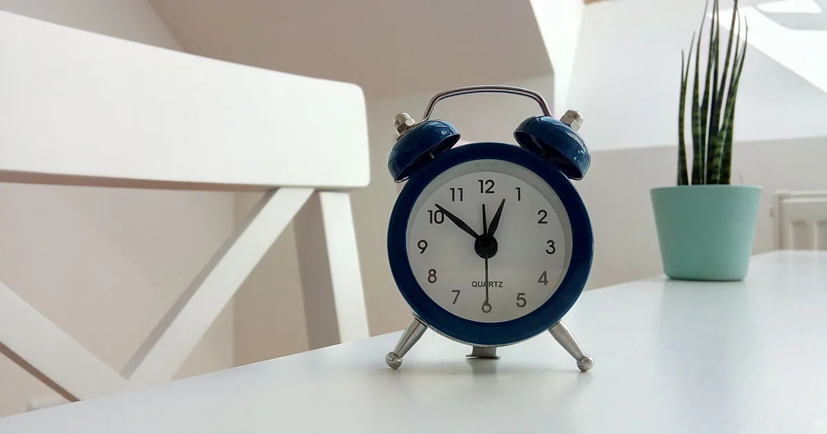Zegar na biurku, symbol zauważania godzin takich jak 15:15
