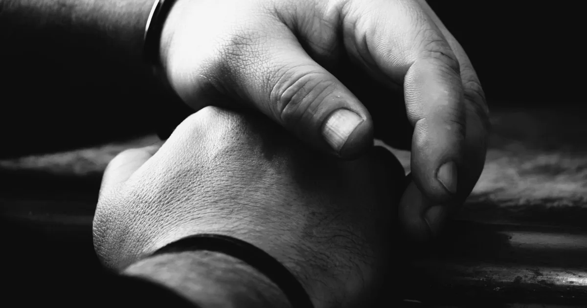Otwarte dłonie w świetle, symbol domykania etapu przypisywanego dziewiątce