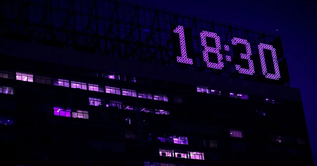 Zegar cyfrowy na budynku wieczorem, symbol zauważania godzin takich jak 22:22