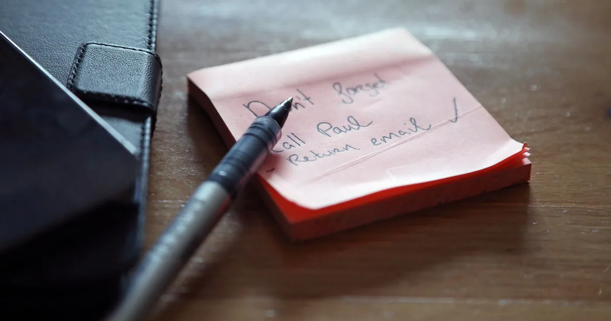 Notes i długopis na biurku, symbol porządkowania spraw przypisywanego ósemce