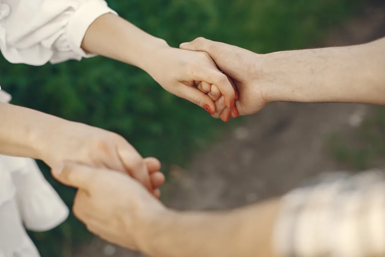Para trzymająca się za ręce – siódmy dom i descendent opisują bliskie relacje partnerskie