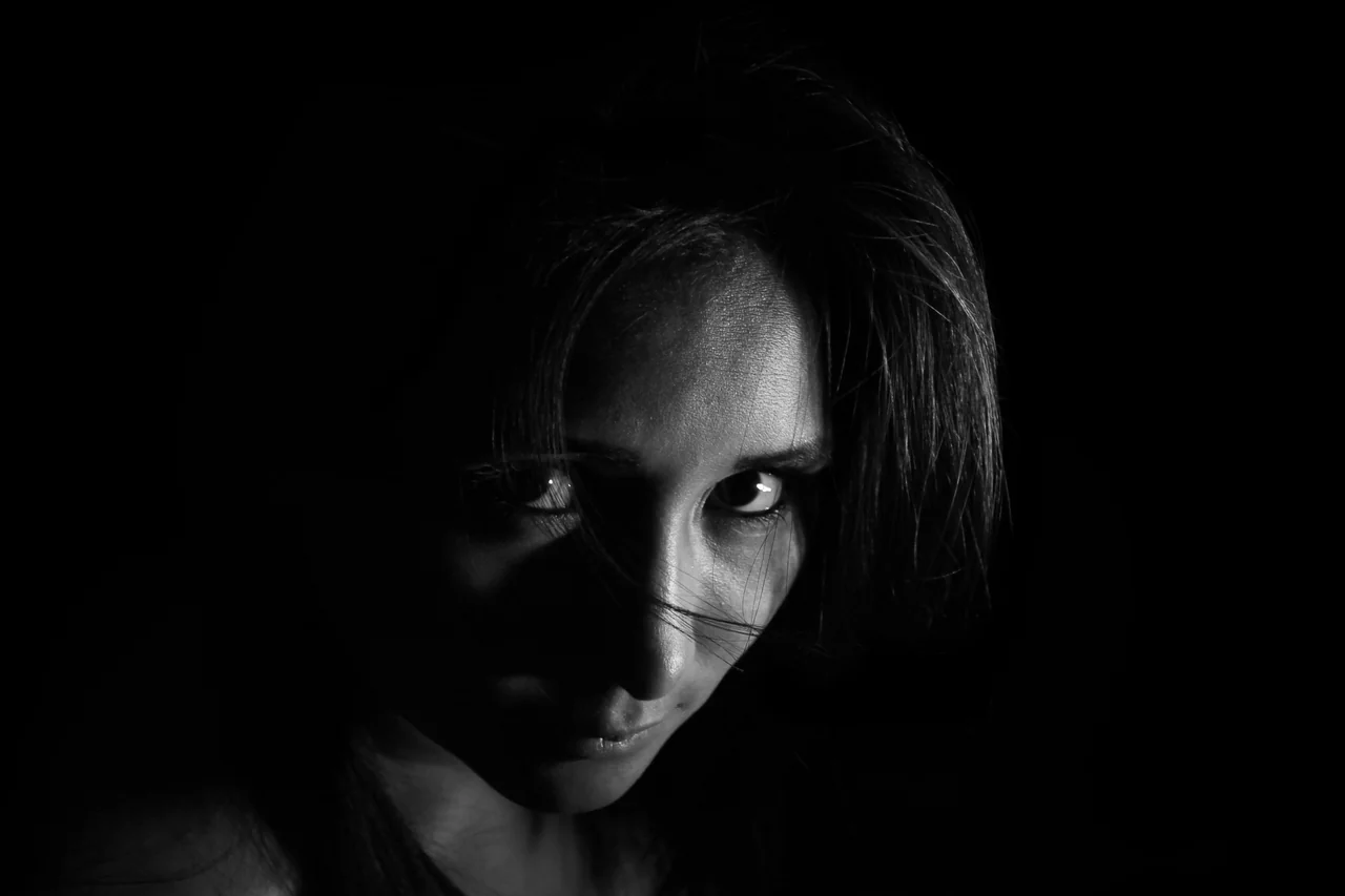Czarno-biały portret kobiety o intensywnym spojrzeniu – głębia i skrytość przypisywane Skorpionowi