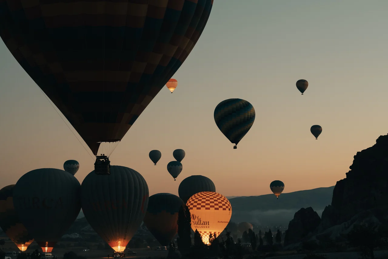 Balony na ogrzane powietrze o wschodzie słońca – powietrze Wodnika unoszące ogień Strzelca, sekstyl