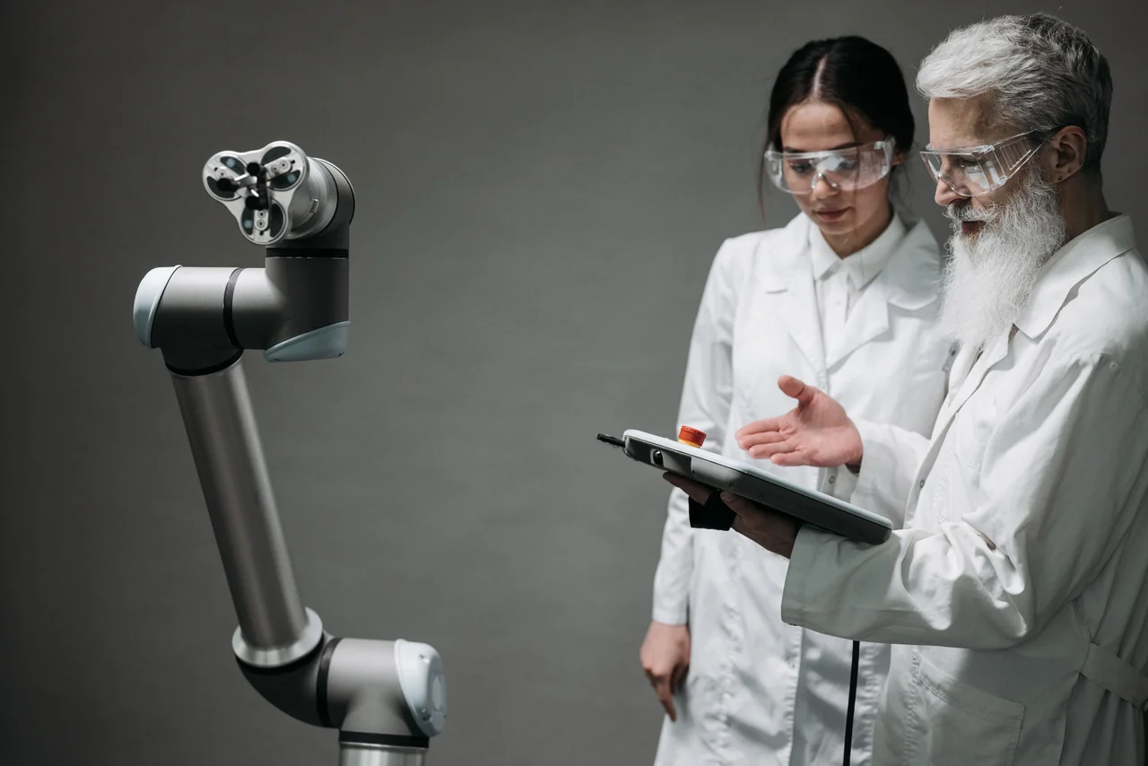 Naukowcy testują ramię robota w laboratorium – nowatorstwo i myślenie przyszłością przypisywane Wodnikowi