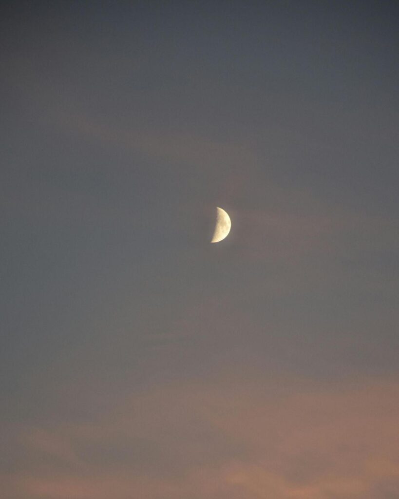 Horoskop tygodniowy z zaćmieniem Księżyca w Byku – czas odcięć i przełomów